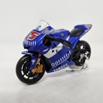 Miniatura moto Yamaha YZR-m1cor azul, modelo pilotado por Colin Edwardas. cor laranjada, marca Ixo, mede aproximadamente 11x5.