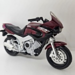 Miniatura moto Yamaha TDM 850  cor vinho,  marca Maisto, mede aproximadamente 11x6 (sem caixa).