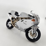 Miniatura moto Ducati cor prata, marca Maisto mede aproximadamente 11x6 (sem caixa).