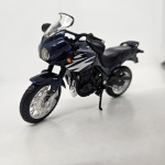 Miniatura moto Triumpg Tiger, cor azul, marca Maisto, mede aproximadamente  12x7 (sem caixa).