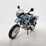 Miniatura moto BMW F650 GS, cor azul claro, marca Maisto, mede aproximadamente 12x7 (sem caixa).