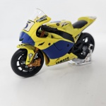 Miniatura moto Yamaha YZR-M1, cor amarelo, mede aproximadamente 11x6 (sem caixa).
