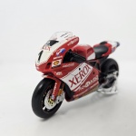 Miniatura moto Ducati 999, cor vermelho, mede aproximadamente 11x6 (sem caixa).