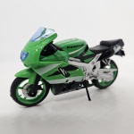 Miniatura moto Kawaski Ninja ZX9R, cor verde,  marca Maisto, mede aproximadamente 11x6 (sem caixa).