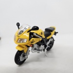 Miniatura moto Suzuki SV 650S, cor amarelo, marca Maisto, mede aproximadamente 11x6 (sem caixa).