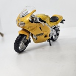 Miniatura moto Truimph Daytona, cor amarelo,  marca Maisto, mede aproximadamente 11x6 (sem caixa).