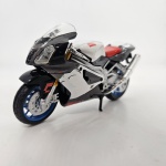 Miniatura moto Aprilla RSV 1000R, cor branco e cinza,  marca Maisto, mede aproximadamente 11x6 (sem caixa).
