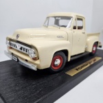 Miniatura picape Ford F-100 1953  Ford pick up, cor creme, mede aproximadamente 27x10 (sem caixa).