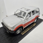 Miniatura  Toyota Land Cruiser 1992, cor prata, mede aproximadamente 26x10 (sem caixa).