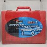 Maleta organizadora para 24 carrinhos colecionáveis, marca Maisto, cor vermelho linha Fresh Metal, acompanha folheto com modelos de carrinhos para montar a sua coleção, mas os carrinhos não estão inclusos.