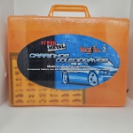 Maleta organizadora para 24 carrinhos colecionáveis, marca Maisto, linha Fresh Metal, cor laranjada, acompanha folheto com modelos de carrinhos para montar a sua coleção, mas os carrinhos não estão inclusos.