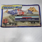 Miniatura caminhão, marca Freightliner, caminhão com logotipo American President Lines. Mede 22x6, na caixa, lacrado.