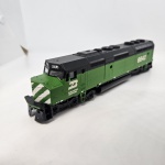 Miniatura Locomotiva modelo Athearn F-45/FP-45 Diesel Road Locomotives, cor verde, com manual de instrução. Mede aproximadamente 23x6.