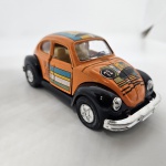Miniatura Volkwagen Fusca estilizado como um carro de corrida Racers Winner 72, na cor laranjada, mede aproximadamente 10x4. No estado (sem caixa).