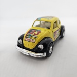 Miniatura Volkwagen Fusca estilizado como um carro de corrida 23 CAREFUL SURE WIN LOOKOUT!!, na cor amarelo, mede aproximadamente 10x4. No estado (sem caixa).