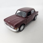 Miniatura carro Volksvagen VW 1600, na cor vinho, modelo popularmente conhecido como "Zé do Caixão".  Mede aproximadamente 11x4. No estado (sem caixa).