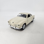 Miniatura carro Karmann Ghia, na cor creme. Mede aproximadamente 11x3 No estado (sem caixa).