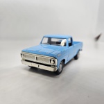 Miniatura carro Ford F 100, na cor azul claro. Mede aproximadamente 10x3 No estado (sem caixa).