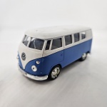 Miniatura carro Volkwagen microbus 1962, na cor azul. Mede aproximadamente 21x4 No estado (sem caixa).