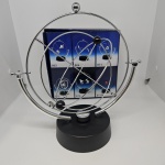 Arte Cinética "Mobile de arte cinética marca MOBIL, modelo 866 Planetary Orbit, item decorativo, com elementos que se movem, possivelmente impulsionados pela física ou com auxilio de baterias. No estado, acompanha caixa original.