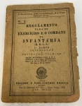 Item Raro e Histórico Exemplar original de 1943 do "Regulamento para os Exercícios e o Combate da Infantaria (R.E.C.I.)", N. 5 da Biblioteca Enciclopédica Militar - Legislação Militar. Autêntico para colecionadores de artigos militares, historiadores e entusiastas da história militar brasileira. Representa um pedaço da legislação e instrução militar da época. O livro apresenta sinais de uso e envelhecimento esperados para um item de sua idade (1943), o que adiciona autenticidade e caráter histórico à peça. No estado!