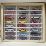 Vitrine de parede elegante, com miniaturas com 24 carrinhos diferentes, perfeita para colecionadores de carros em miniatura, especialmente modelos na escala 1:43. Construída em madeira clara com prateleiras brancas, oferece um contraste moderno e limpo que realça a beleza de cada peça. A estrutura robusta e o design com múltiplos compartimentos individuais garantem que cada modelo seja exibido com destaque e protegido contra pó e danos. Ideal para organizar e exibir a sua preciosa coleção de forma sofisticada e organizada.