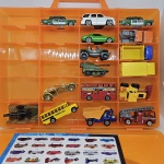 Maleta organizadora para 24 carrinhos colecionáveis, marca Maisto, linha Fresh Metal, cor laranjada, acompanha folheto com modelos de carrinhos para montar a sua coleção, vem incluso 16 carrinhos diferentes conforme na foto.