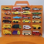 Maleta organizadora com 24 carrinhos colecionáveis diferentes, marca Maisto, linha Fresh Metal, cor laranjada, acompanha folheto com modelos de carrinhos para montar a sua coleção.  apenas carrinhos da foto