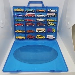 Maleta organizadora com 24 carrinhos colecionáveis diferentes, marca Maisto, linha Fresh Metal, cor azul, acompanha folheto com modelos de carrinhos para montar a sua coleção.  apenas carrinhos da foto