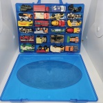 Maleta organizadora com 24 carrinhos colecionáveis diferentes, marca Maisto, linha Fresh Metal, cor azul, acompanha folheto com modelos de carrinhos para montar a sua coleção.  apenas carrinhos da foto