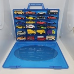 Maleta organizadora com 24 carrinhos colecionáveis diferentes, marca Maisto, linha Fresh Metal, cor azul, acompanha folheto com modelos de carrinhos para montar a sua coleção.  apenas carrinhos da foto