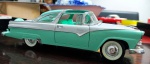 Miniatura Ford Fairlane Crown Victoria, cor verde e branco, com teto "Skyliner", que era uma opção com painel de acrílico transparente na parte frontal do teto, permitindo a entrada de luz e uma sensação de amplitude no interior do veículo. mede aproximadamente 28x08 (sem caixa).