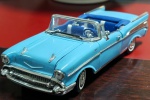 Miniatura Chevrolet Bel Air Convertible de 1957. , cor azul, mede aproximadamente 28x08 (sem caixa).
