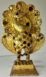 Linda escultura em forma de pavão em madeira, com pintura em dourado e colagem de strass, no estado. Mede: 15x9x6cm