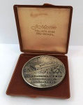 Medalha 30 Anos da associação  dos antigos funcionarios do Banco do Brasil - Xerém - Caxias - Rj - 1981 - Metal prateado. No estojo . Mede: 30 mm 