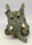 Estatueta vintage de elefante marca Sealmarl 1998, mede aproximadamente 8x9,5. (uma das presas esta com lascado conforme foto).
