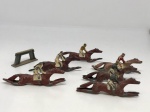 Conjunto de 6 miniaturas de cavalinhos de corrida hipódromo em chumbo, com desgaste nas pinturas alguns com patas quebradas.