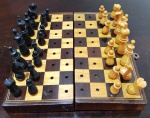 Mini jogo de xadrez portátil em madeira . Falta um peão.