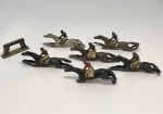 Conjunto de 6 miniaturas de cavalinhos de corrida hipódromo em chumbo, com desgaste nas pinturas alguns com patas quebradas.