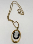 Lindo cordão dourado com pingente camafeu!