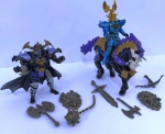 CHAP MEI - Conjunto contendo: Cavaleiro Medieval Azul, Cavaleiro Medieval preto, Cavalo preto e acessórios, feito em plástico duro.