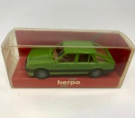 Miniatura de carrinho de maquete Harpa modelo Ford Escort, verde claro. Na embalagem, mede aproximadamente 2x6 cm.