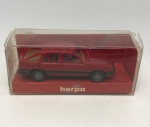 Miniatura de carrinho de maquete Harpa modelo Ford Escort, vermelho. Na embalagem, mede aproximadamente 2x6 cm.
