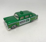Miniatura Taxi, Checker Cab, cor verde padrão quadriculado, Mede aproximadamente 7x2. (sem caixa)