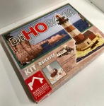 kit de construção "DIHORAMA" da Domus-Kits, especificamente o modelo "FARO 2" (referência 40211) na escala 1:87 (HO), recomendado para colecionadores. Perfeito para entusiastas de modelismo e diorama, este kit permite montar uma réplica detalhada de um farol, ideal para adicionar um toque autêntico a maquetes ferroviárias ou cenários de coleção. (pode faltar peças)