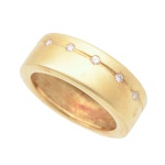 H. Stern. Anel em ouro 18K-750 mls contrastado e 5 brilhantinhos. Peso: 12,4g.