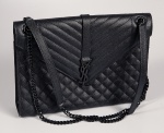 Yves Saint Laurent. Classic Grain Poudre Bag. Bolsa em couro preto ornado com relevos costurados.  O