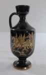 MANOUSAKIS KERAMIK HAND MADE E GOLD RODOS CREECE- ânfora decorada com farta douração e figuras mitológicas gregas. Med. 17,5 cm alt.