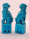 Par de cão de fó em antiga porcelana chinesa esmaltada na cor azul. Marcado na base. Um deles com mínimo bicado na ponta da orelha. Med. 21 cm alt.