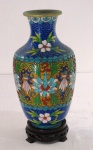 JAPÃO, PERÍODO MEIJI - Séc.XIX/XX - Elegante vaso em cloisonné japonês com alta qualidade artística, decorado com elementos vegetalistas. No estilo das peças assinadas por Namikawa Yasuyuki (1845-1927). Med. 24 cm. alt.